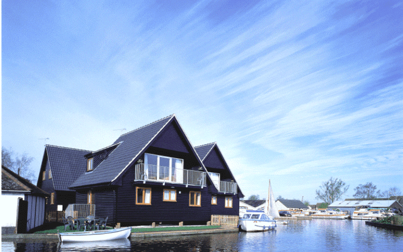 Norfolk Broads Waterside Holiday Cottages With A Boat