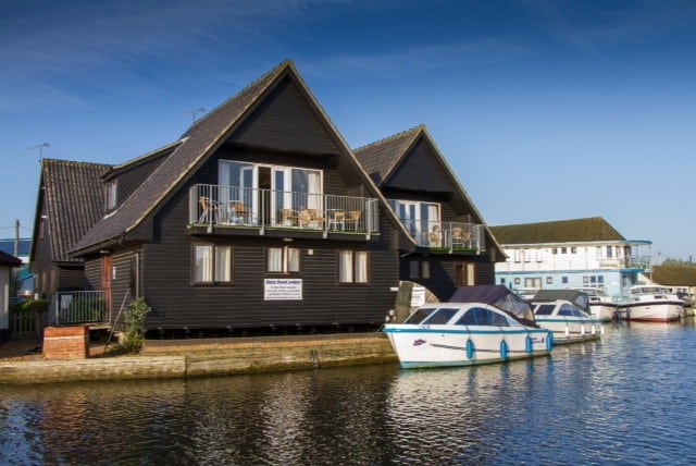 Wroxham Holiday Cottages With A Day Boat